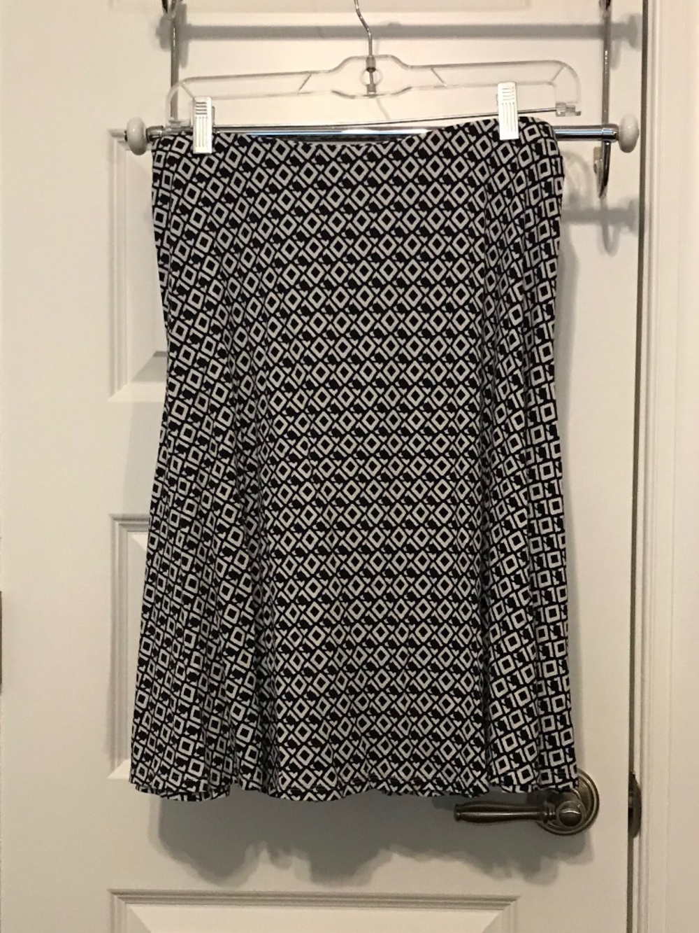 Ann Taylor navy & white square & diamond pattern pull-on flared midi skirt (S)